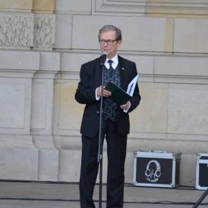 Zdjęcie przedstawia konferansjera w roli którego wystąpił Pan Jacek Woleński, zapowiadającego kolejny punkt programu koncertu