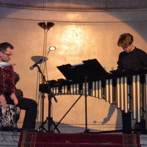 Zdjęcie przedstawia artystów  występujących u szczytu schodów  wewnątrz Pałacu Kawalera,  podczas koncertu pt. Percussio