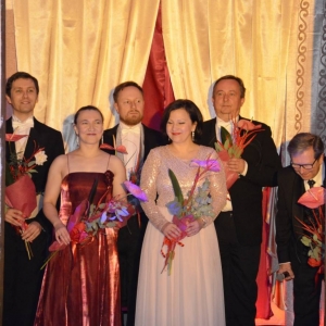 Zdjęcie przedstawia artystów w witrynie okiennej znajdującej się u szczytu schodów wewnątrz Pałacu Kawalera,  po koncercie pt. Jak bal to bal