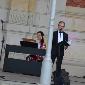Zdjęcie przedstawia artystów na scenie amfiteatru w świerklanieckim parku podczas koncertu pt. O sole mio-kanikuła z pieśnią neapolitańską