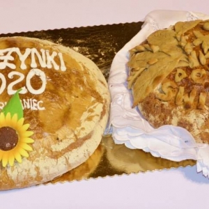 Zdjęcie przedstawia chleby dożynkowe
