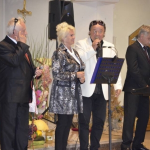Zdjęcie przedstawia koncert Jacka Kieroka po mszy św. dożynkowej