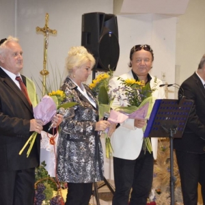 Zdjęcie przedstawia zespół jacka Kieroka z kwiatami po koncercie dożynkowym