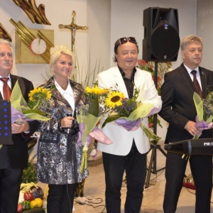 Zdjęcie przedstawia zespół jacka Kieroka z kwiatami po koncercie dożynkowym