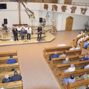Zdjęcie przedstawia koncert Jacka Kieroka po mszy św. dożynkowej