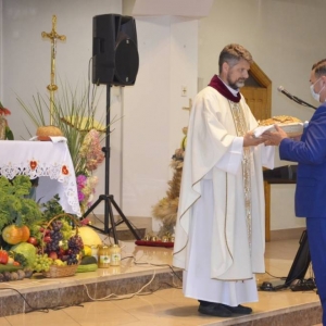 Zdjęcie przedstawia przekazanie chlebów Proboszczowi Parafii w Świerklańcu Rafałowi Szotowi przez Wójta Gminy Świerklaniec Marka Cyla
