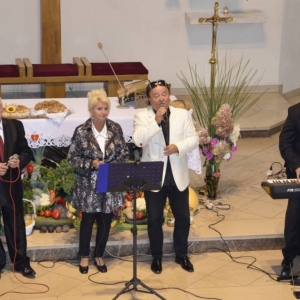 Zdjęcie przedstawia koncert Jacka Kieroka po mszy św. dożynkowej