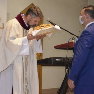 Zdjęcie przedstawia przekazanie chlebów Proboszczowi Parafii w Świerklańcu Rafałowi Szotowi przez Wójta Gminy Świerklaniec Marka Cyla