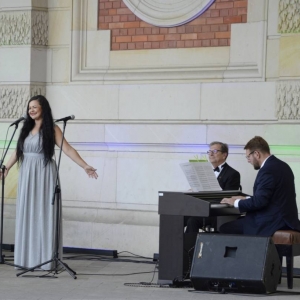 Zdjęcie przedstawia artystów na scenie amfiteatru w świerklanieckim parku podczas koncertu pt. Jesienne odgłosy wiosny