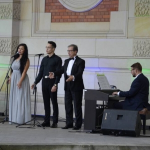 Zdjęcie przedstawia artystów na scenie amfiteatru w świerklanieckim parku podczas koncertu pt. Jesienne odgłosy wiosny