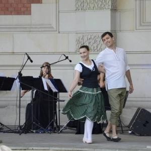 Zdjęcie przedstawia artystów na scenie amfiteatru w świerklanieckim parku podczas koncertu pt. Jesienne odgłosy wiosny