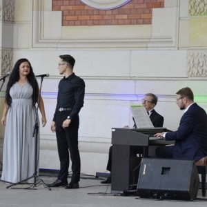 Zdjęcie przedstawia artystów na scenie amfiteatru w świerklanieckim parku podczas koncertu pt. Jesienne odgłosy wiosny