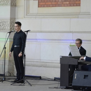 Zdjęcie przedstawia artystów na scenie amfiteatru w świerklanieckim parku podczas koncertu pt. Jesienne odgłosy wiosny