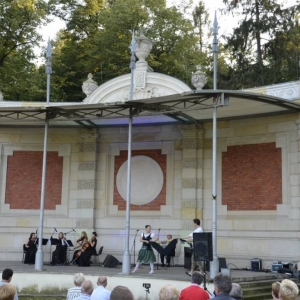 Zdjęcie przedstawia artystów na scenie amfiteatru w świerklanieckim parku podczas koncertu pt. Jesienne odgłosy wiosny
