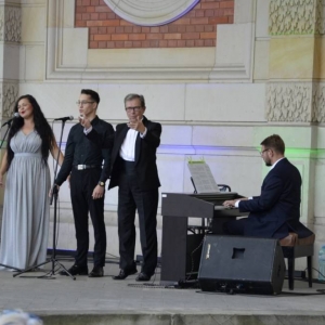 Zdjęcie przedstawia artystów na scenie amfiteatru w świerklanieckim parku podczas koncertu pt. Jesienne odgłosy wiosny