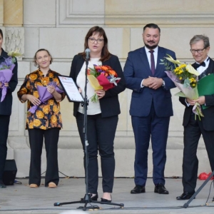 Zdjęcie przedstawia podziękowania Wójta Gminy Świerklaniec Marka Cyla oraz Dyrektor GOK Świerklaniec Barbary Miś artystom którzy wystąpili na scenie amfiteatru w świerklanieckim parku  