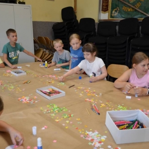 Zdjęcie przedstawia uczestników półkolonii podczas wykonywania pracy plastycznej