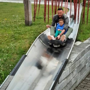 Zdjęcie przedstawia uczestników półkolonii podczas wycieczki do Parku Rozrywki w Ogrodzieńcu