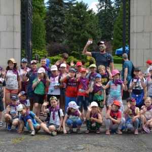 Zdjęcie przedstawia wspólne zdjęcie uczestników półkolonii z wycieczki do ZOO w Chorzowie