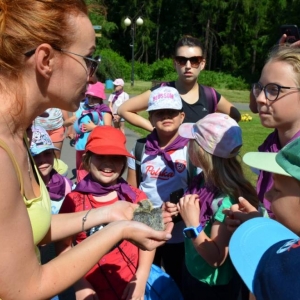 Zdjęcie przedstawia  uczestników półkolonii podczas wycieczki do ZOO w Chorzowie