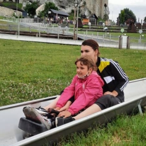 Zdjęcie przedstawia uczestników półkolonii podczas wycieczki do Parku Rozrywki w Ogrodzieńcu