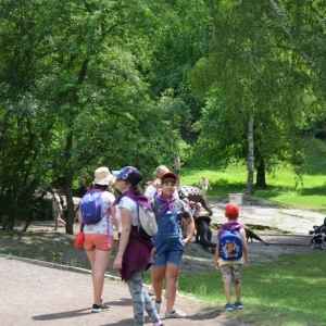 Zdjęcie przedstawia  uczestników półkolonii podczas wycieczki do ZOO w Chorzowie
