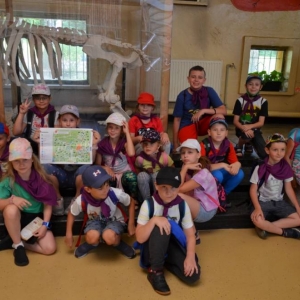 Zdjęcie przedstawia grupowe zdjęcie uczestników półkolonii z wycieczki do ZOO w Chorzowie