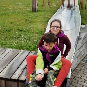 Zdjęcie przedstawia uczestników półkolonii podczas wycieczki do Parku Rozrywki w Ogrodzieńcu