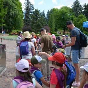 Zdjęcie przedstawia  uczestników półkolonii podczas wycieczki do ZOO w Chorzowie