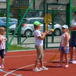 Zdjęcie przedstawia wspólną zabawę na boisku sportowym uczestników półkolonii