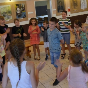 Zdjęcie przedstawia wspólną zabawę uczestników półkolonii