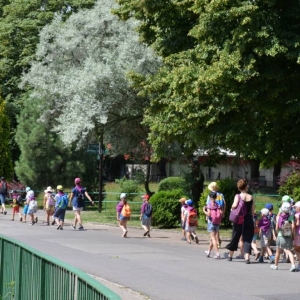 Zdjęcie przedstawia grupę uczestników w ZOO w Chorzowie
