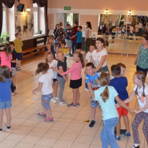 Zdjęcie przedstawia uczestników półkolonii w GOKu podczas wspólnej zabawy