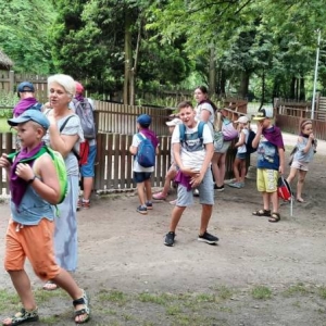 Zdjęcie przedstawia uczestników półkolonii podczas wizyty w chorzowskim ZOO