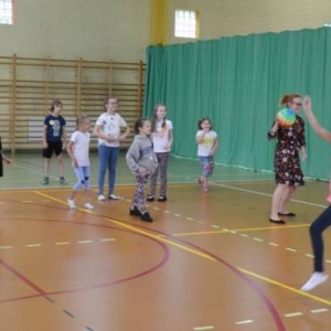 Zdjęcie przedstawia uczestników półkolonii na hali sportowej 