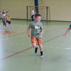 Zdjęcie przedstawia uczestników półkolonii na hali sportowej 