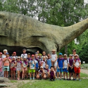 Zdjęcie przedstawia uczestników półkolonii podczas wizyty w chorzowskim ZOO