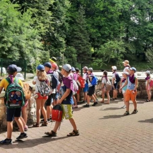 Zdjęcie przedstawia uczestników półkolonii podczas wizyty w chorzowskim ZOO
