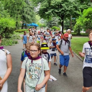Zdjęcie przedstawia uczestników półkolonii podczas wizyty w chorzowskim ZOO
