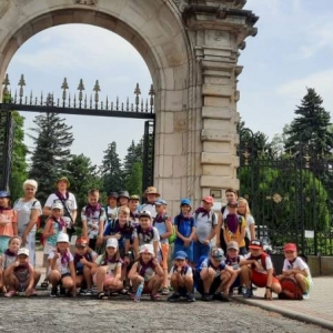 Zdjęcie przedstawia uczestników półkolonii podczas wizyty w chorzowskim ZOO