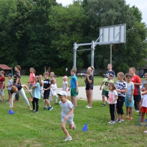 Zdjęcie przedstawia uczestników wypoczynku w czasie zabawy na boisku sportowym w Nakle Śląskim