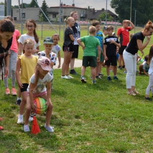 Zdjęcie przedstawia uczestników wypoczynku w czasie zabawy na boisku sportowym w Nakle Śląskim