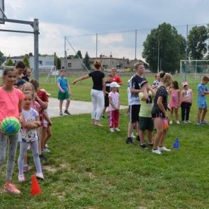 Zdjęcie przedstawia uczestników wypoczynku w czasie zabawy na boisku sportowym w Nakle Śląskim