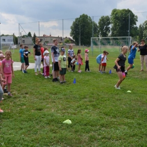 Zdjęcie przedstawia uczestników wypoczynku w czasie zabawy na boisku sportowym w Nakle Śląskim