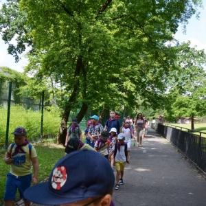 Zdjęcie przedstawia uczestników półkolonii w ZOO w Chorzowie