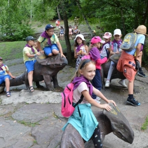 Zdjęcie przedstawia uczestników półkolonii w ZOO w Chorzowie