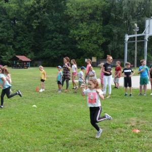 Zdjęcie przedstawia uczestników wypoczynku w czasie zabawy na boisku sportowym w Nakle Śląskim