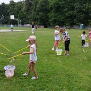 Zdjęcie przedstawia uczestników wypoczynku w czasie zabawy na boisku sportowym w Nakle Śląskim