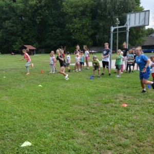 Zdjęcie przedstawia uczestników wypoczynku w czasie zabawy na boisku sportowym w Nakle Śląskim