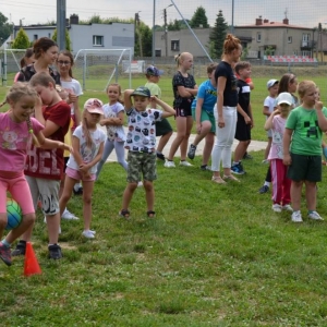 Zdjęcie przedstawia uczestników wypoczynku w czasie zabawy na boisku sportowym w Nakle Śląskim